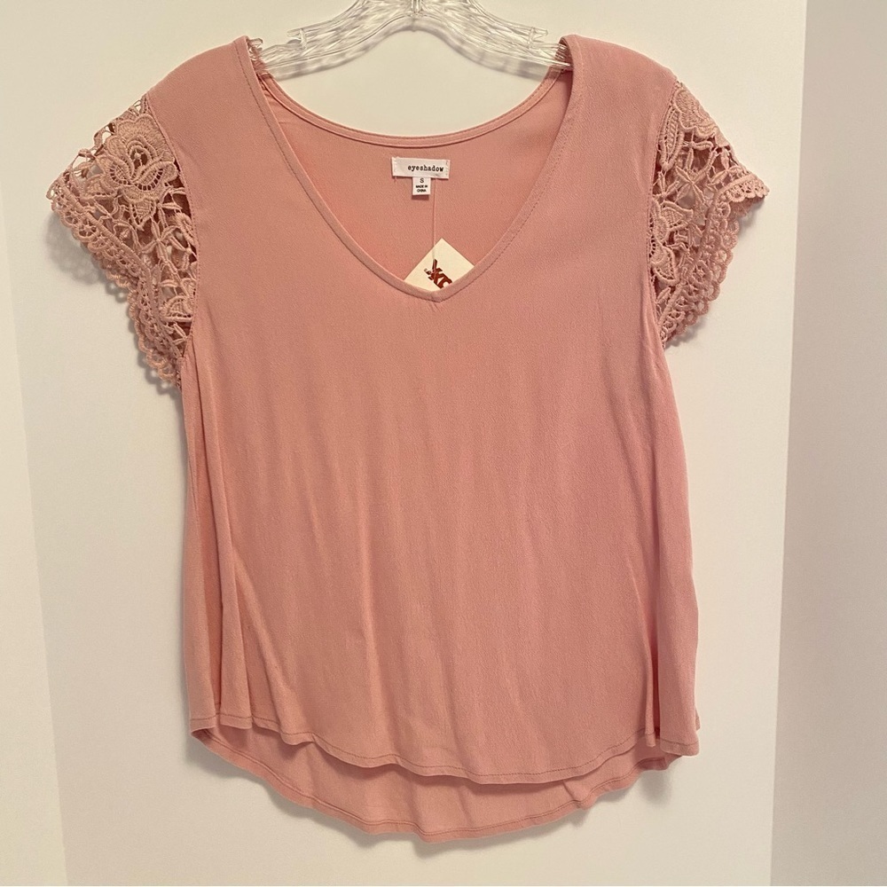 Eyeshadow lace sleeve v-Neck pink top size small new with tag